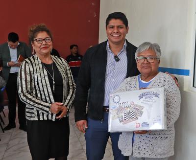 Entrega Omar Muñoz apoyos a Estancia de Día en Cuautlancingo