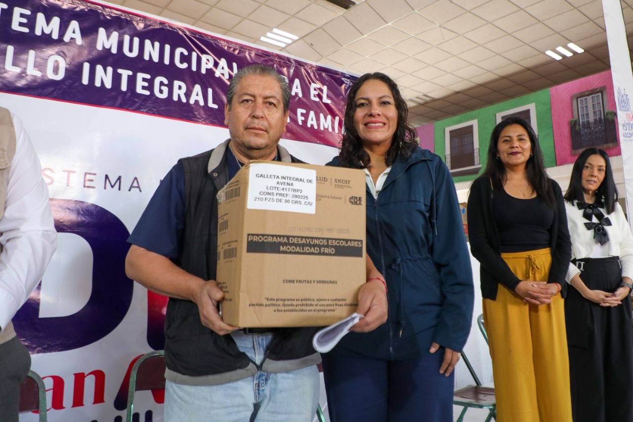 Entrega Lupita Cuautle desayunos escolares a estudiantes de San Andrés Cholula