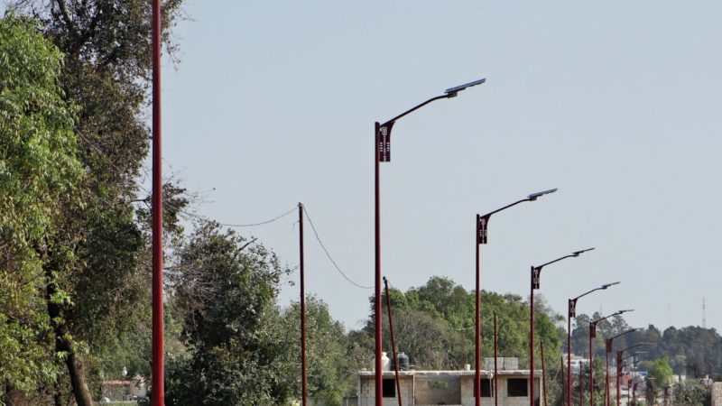 Avanza instalación de luminarias solares en junta auxiliar de Cuautlancingo