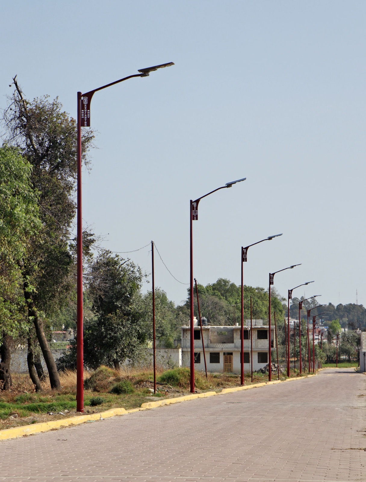 Avanza instalación de luminarias solares en junta auxiliar de Cuautlancingo