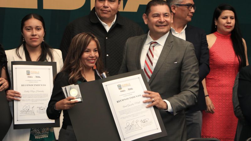 Distinguen a mujeres mezcaleras poblanas en Bruselas