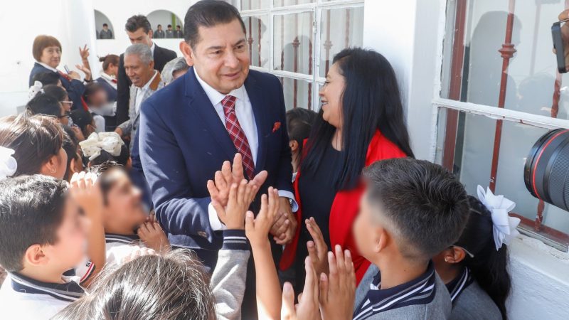 Visita gobernador Armenta primaria de su infancia y entrega mejoras al plantel