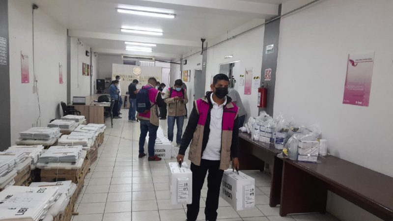Inicia INE Puebla la entrega de paquetes electorales a presidencias de casillas para revocación de mandato