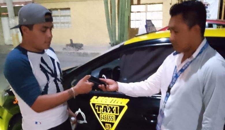 Taxista regresó celular olvidado en su unidad al usuario