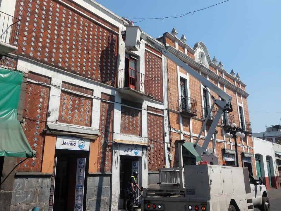 Trabajan en el reordenamiento de cableado en el Centro Histórico de Puebla