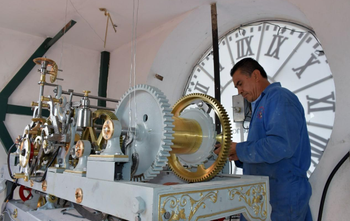 Dan mantenimiento al reloj de “El Gallito” y de Palacio Municipal de Puebla