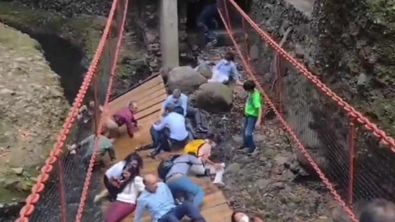 Cae puente colgante en Cuernavaca, durante reinauguración
