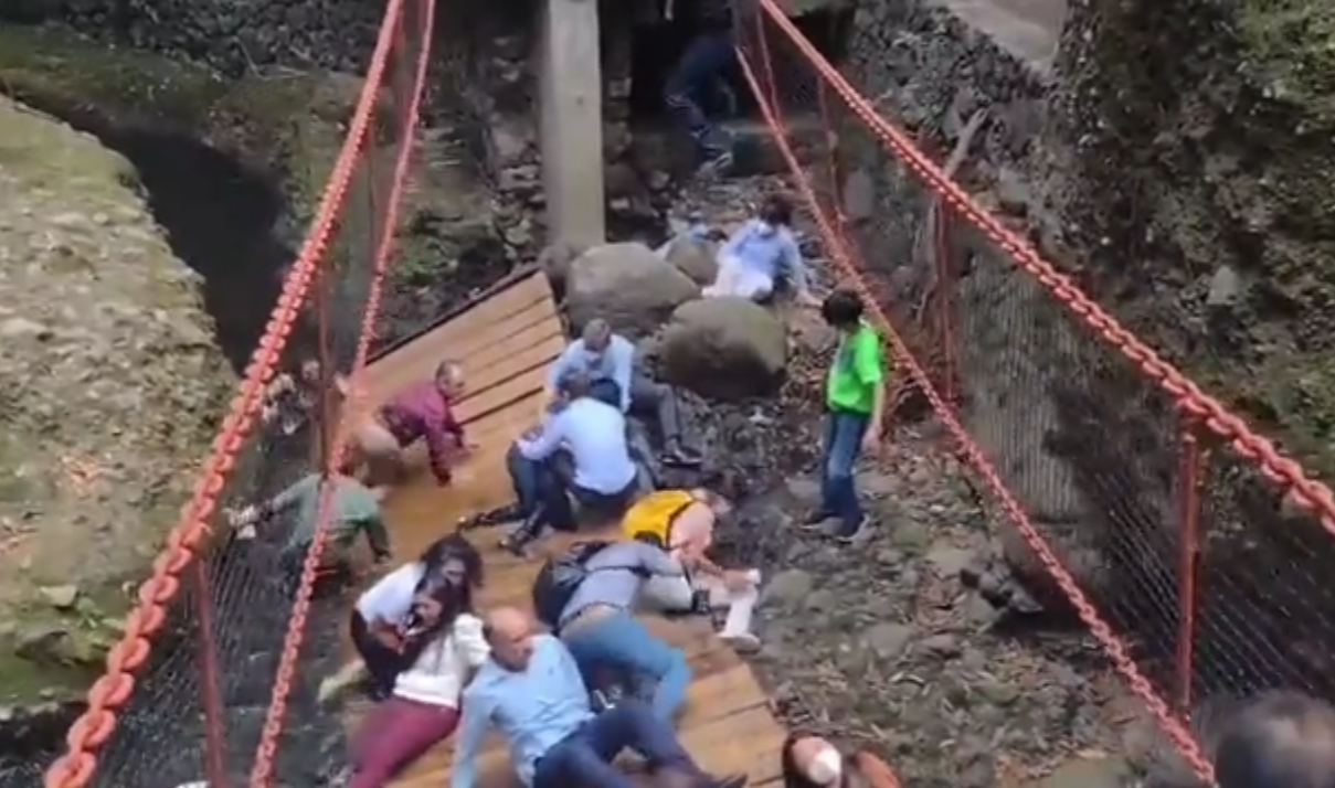 Cae puente colgante en Cuernavaca, durante reinauguración