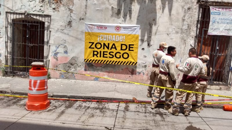 Cierran calle céntrica de Izúcar de Matamoros por derrumbe de casona