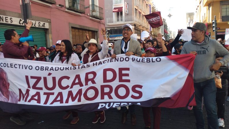 Apoyan izucarenses marcha en favor de AMLO en la capital de Puebla