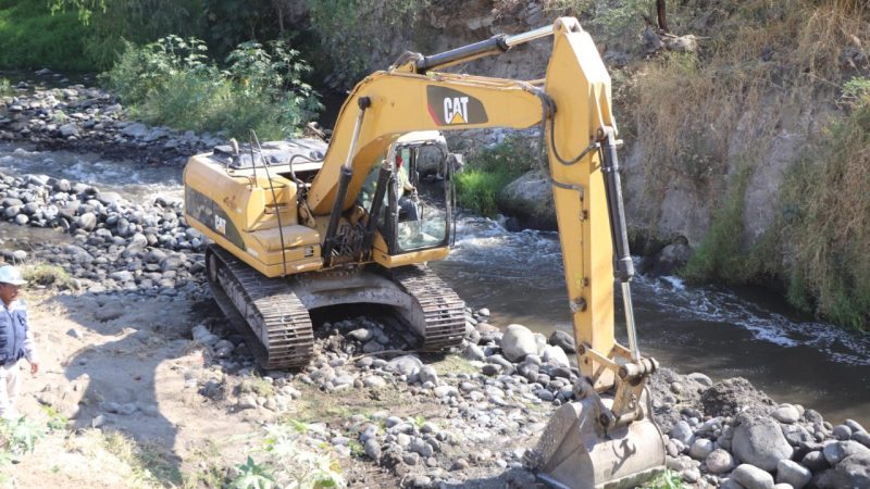 Realizan trabajos de desazolve del río Nexapa, en Izúcar de Matamoros