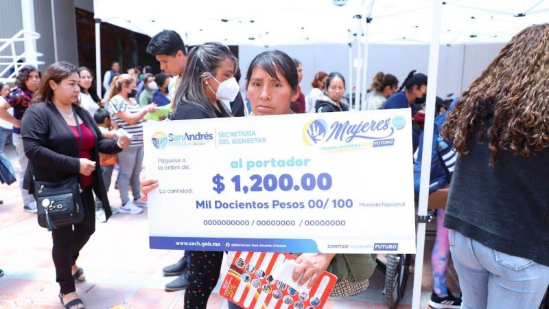 Entregan apoyos del programa Mujeres Trabajadoras con Futuro, en San Andrés Cholula