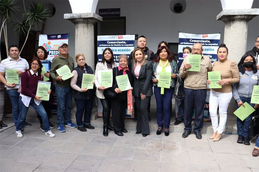 Entregó Ayuntamiento de Cholula licencias de funcionamiento a comercios