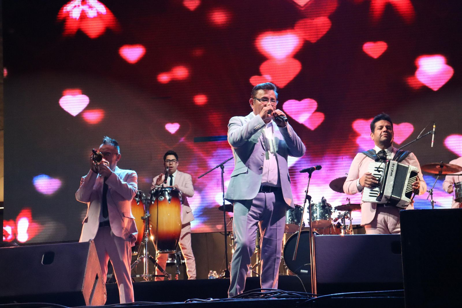 Festejan cholultecas Día de San Valentín con la música de Rayito Colombiano