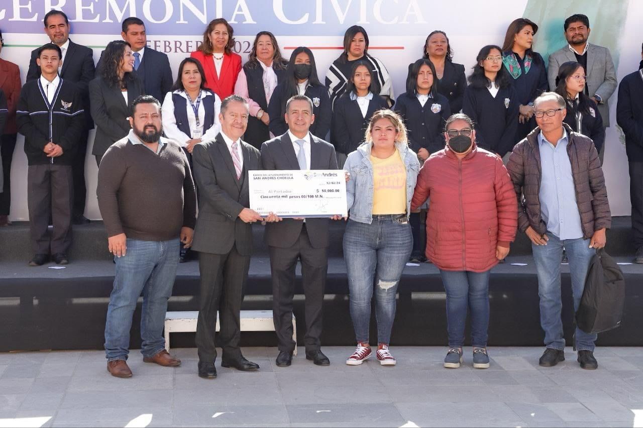 Reciben escuelas de San Andrés Cholula apoyos económicos del municipio