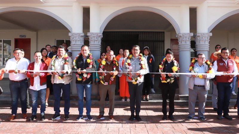 Inaugura Sergio Salomón presidencia municipal de Xochitlán Todos Santos