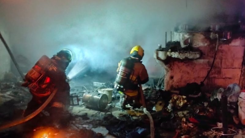 Rescatan elementos de Seguridad a personas atrapadas en un incendio