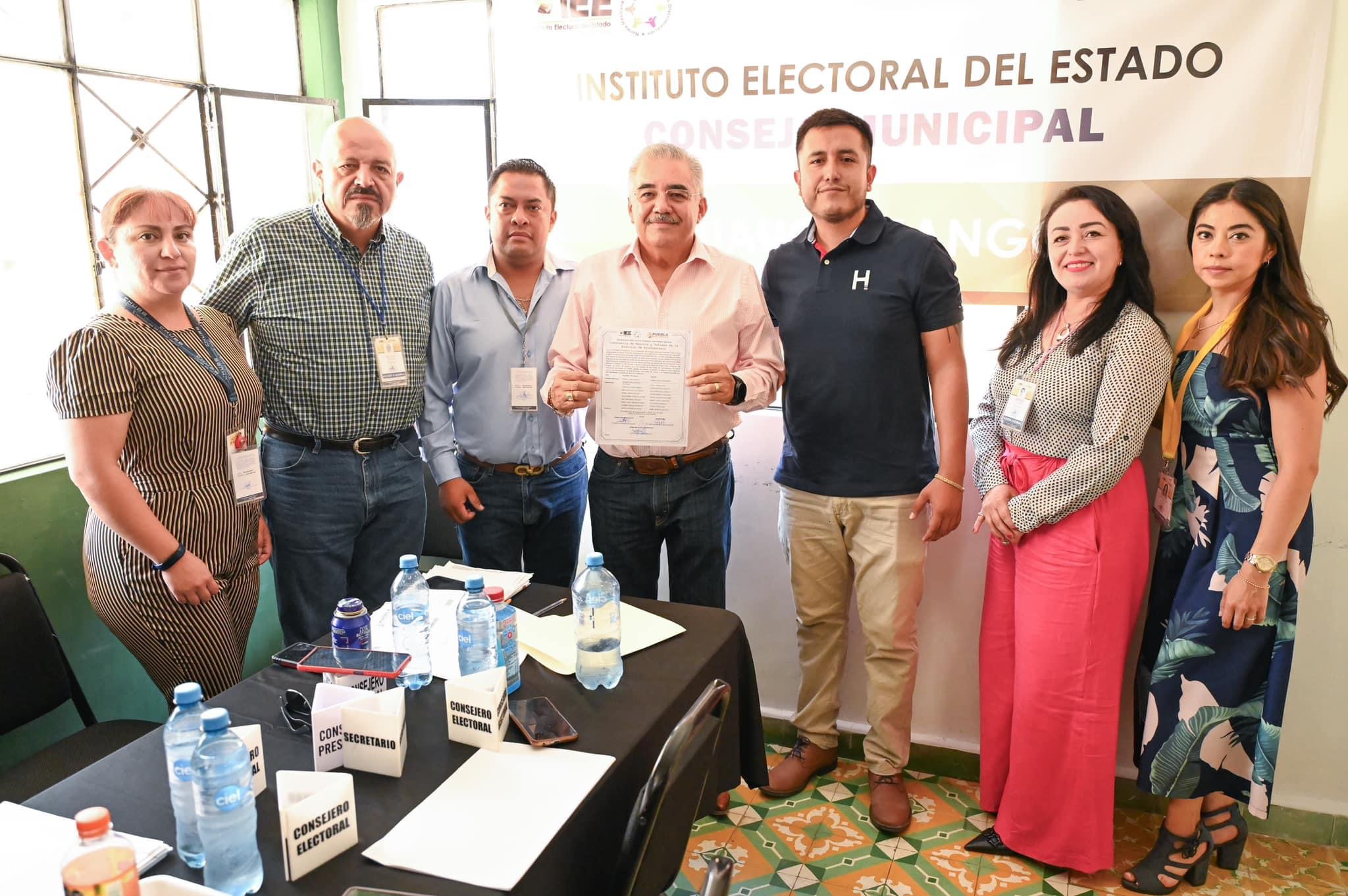 Entregan a Rogelio López constancia de mayoría en Huauchinango