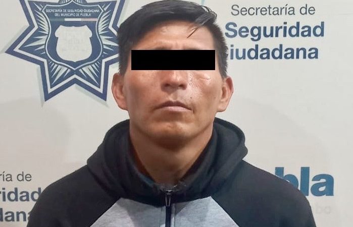 Detienen a hombre señalado por robo en Puebla capital
