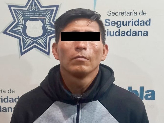 Detienen a hombre señalado por robo en Puebla capital