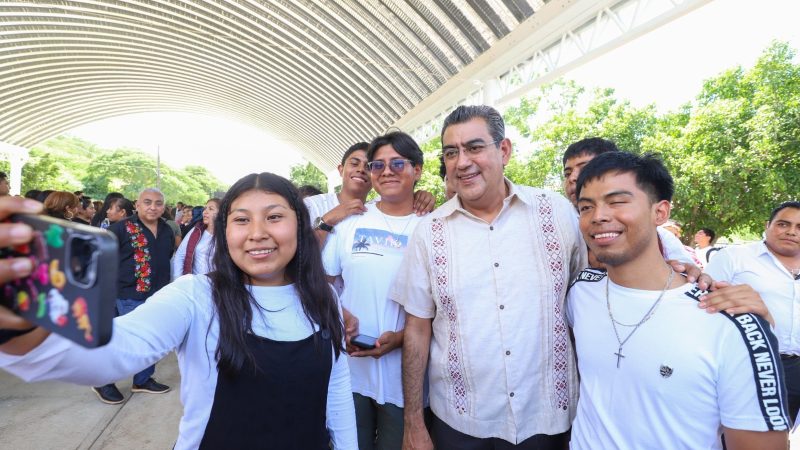 Inaugura Sergio Salomón techado en escuela de Acatlán de Osorio