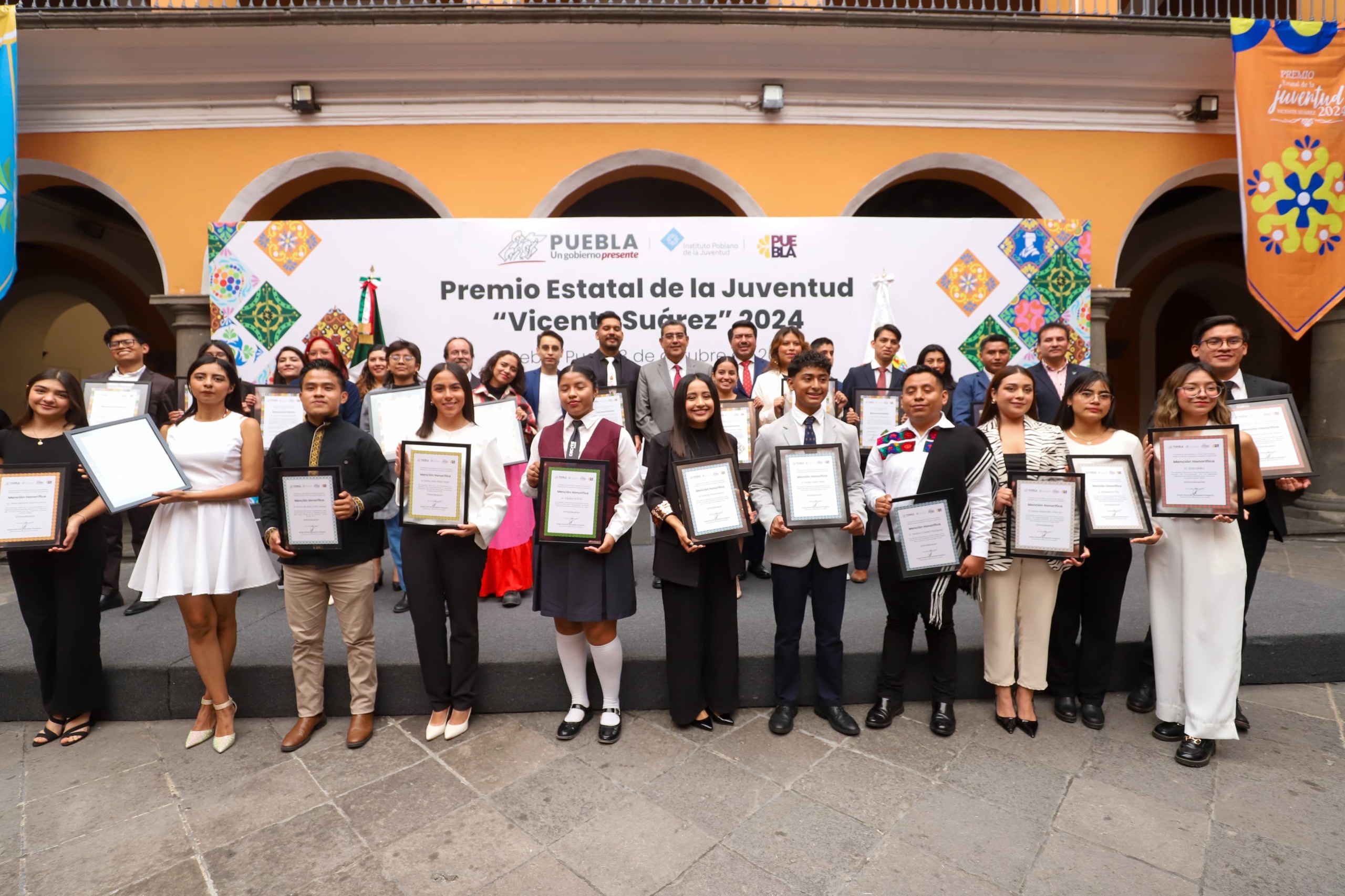 Entrega autoridad estatal Premio a la Juventud 2024