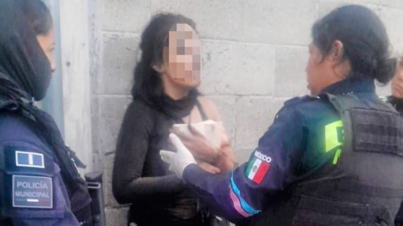 Rescatan a mujer que intentaba electrocutarse en instalaciones de la CFE