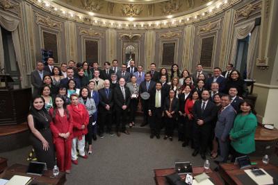 Presentan en el Congreso del Estado de Puebla el Premio Breakthrough y la Medalla Einstein