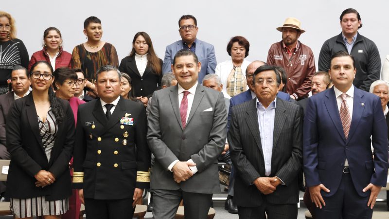 Presenta Armenta al secretario de seguridad para su administración