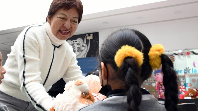 Con la campaña “Regala una Sonrisa” Rectora de la BUAP entrega libros y peluches a niñas y niños