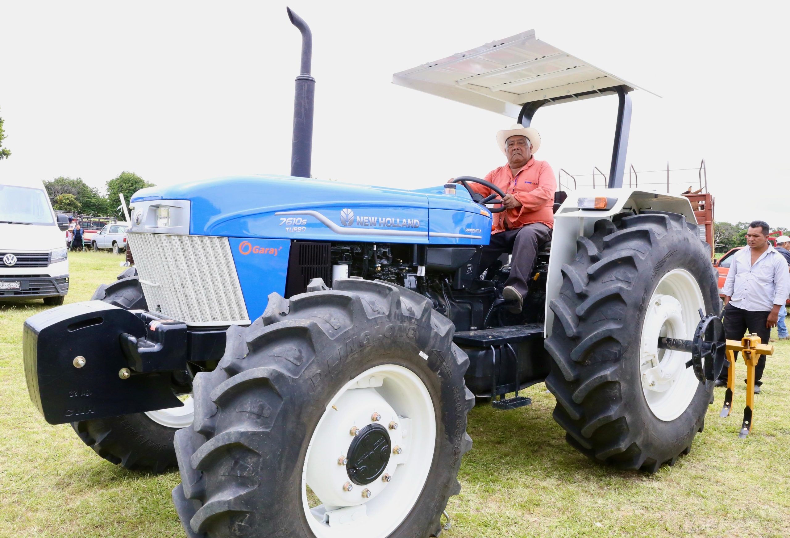 Entregan autoridades de Puebla apoyos a productores del campo en Tianguismanalco