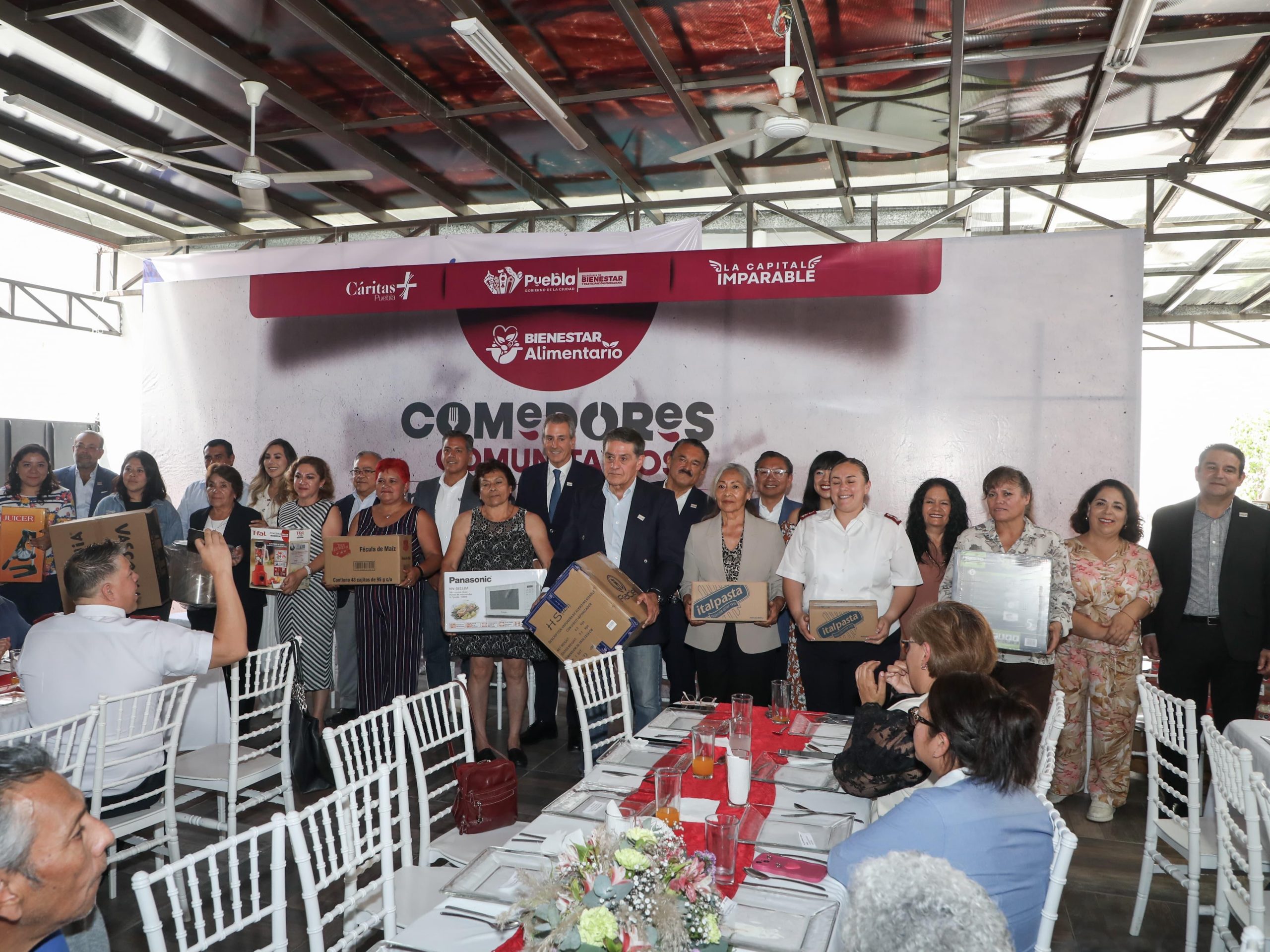 Entregan equipamiento y alimentos a comedores comunitarios de Puebla capital