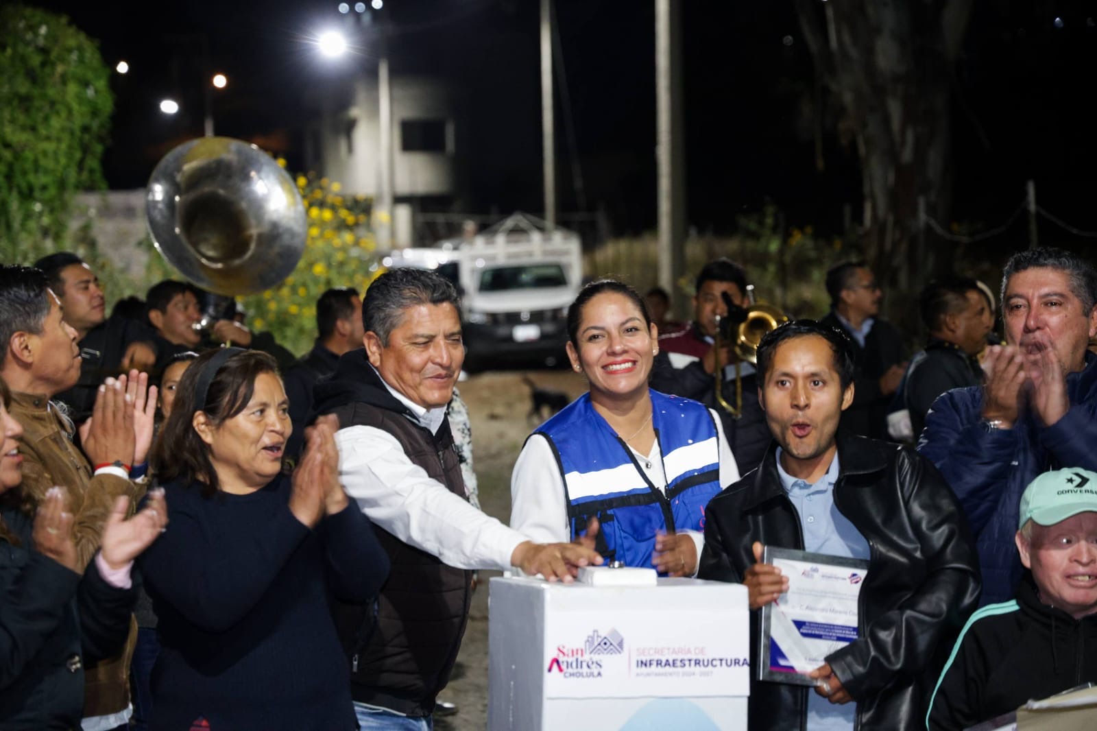 Entrega Lupita Cuautle obras de drenaje y electrificación en San Antonio Cacalotepec