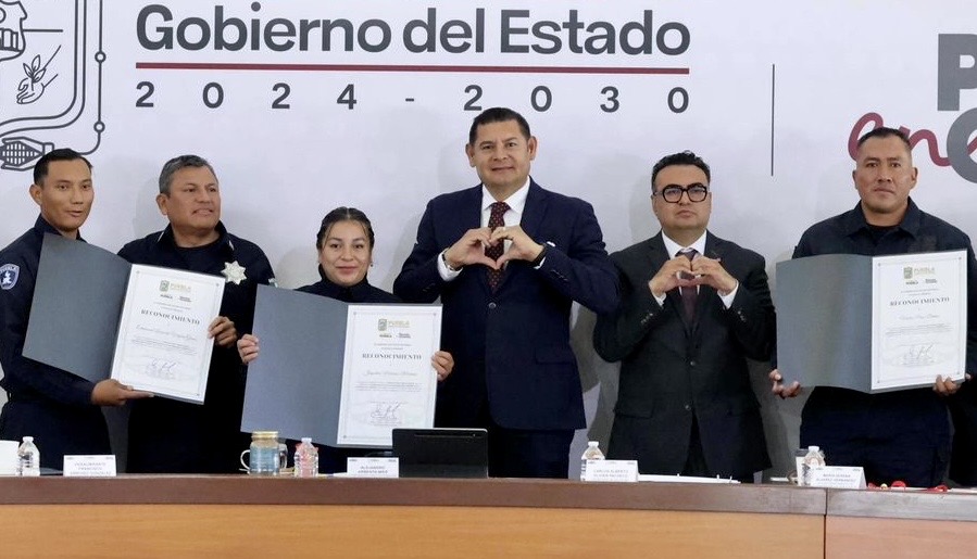 Reconocen profesionalización de policías capacitados por la SEMAR