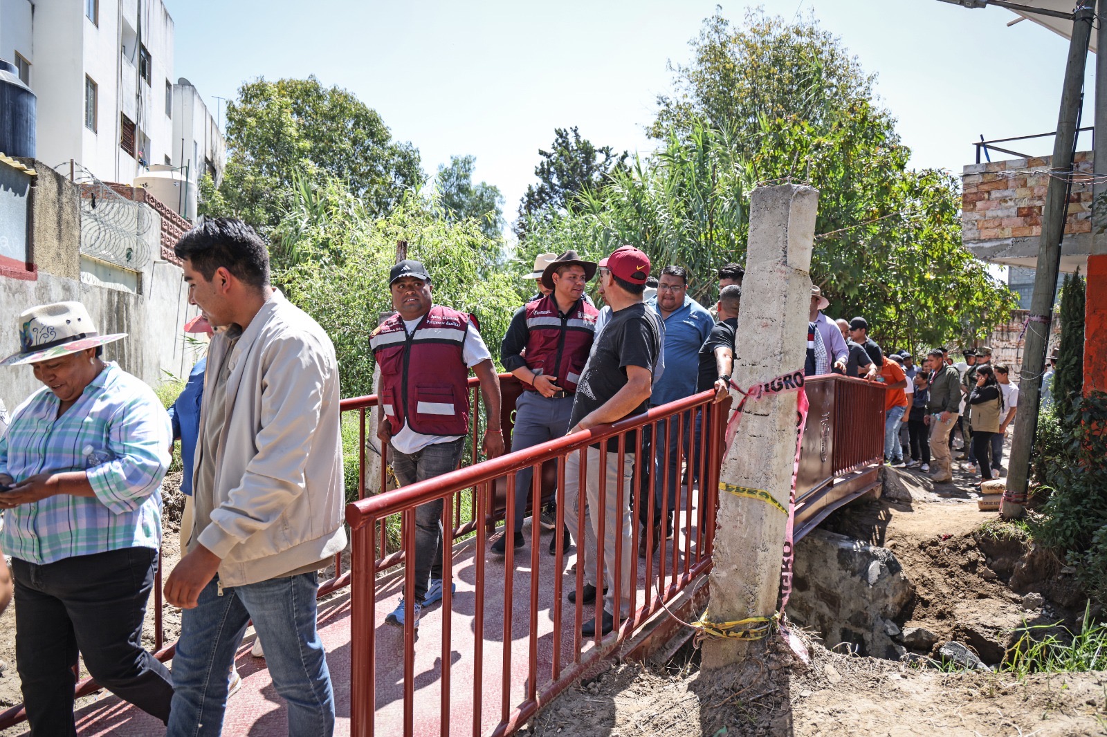Entrega Omar Muñoz puente peatonal en la Unidad Habitacional VW 2 de Cuautlancingo