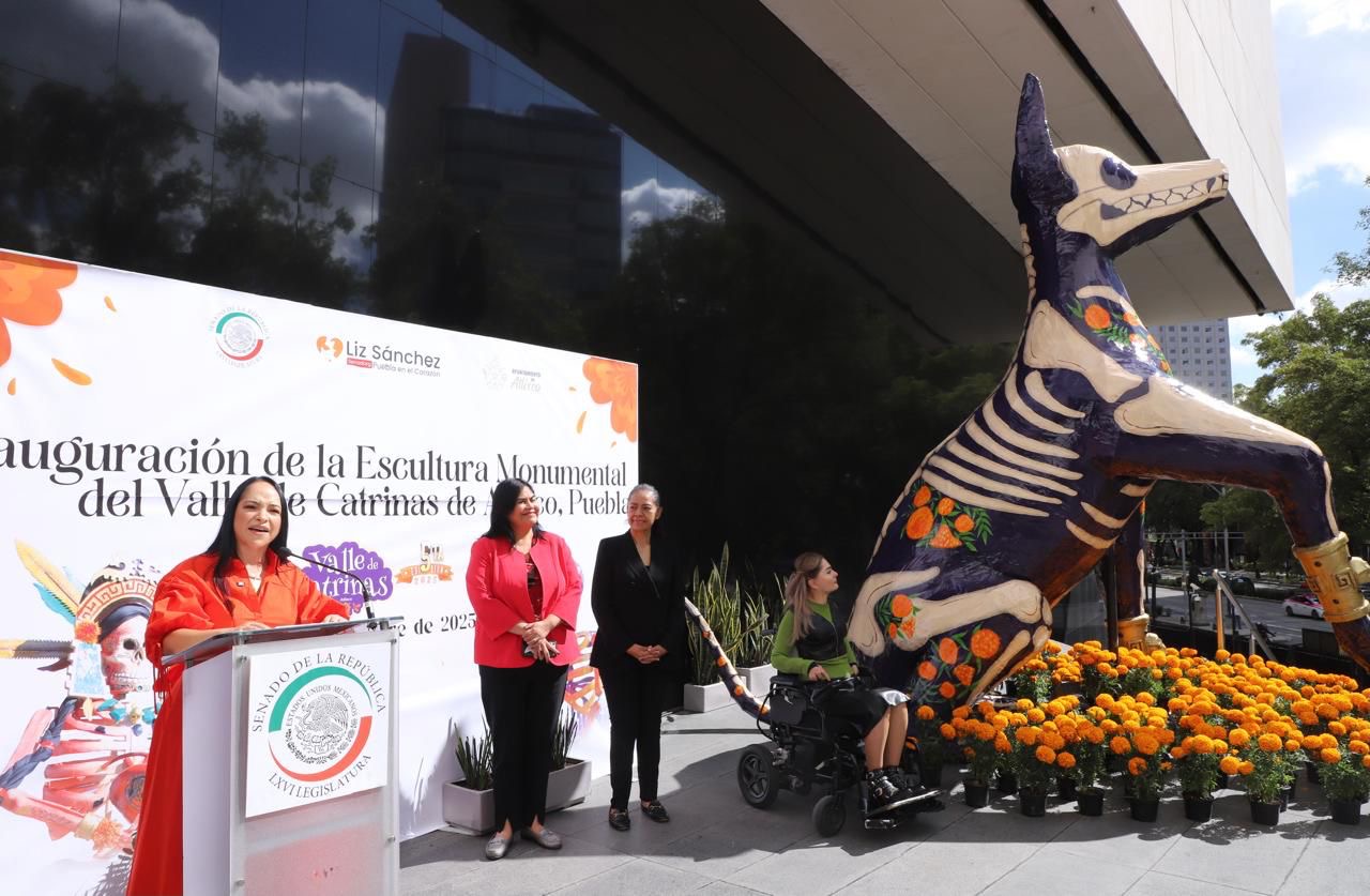 Lleva Atlixco color y tradición al Senado con escultura monumental del Valle de Catrinas