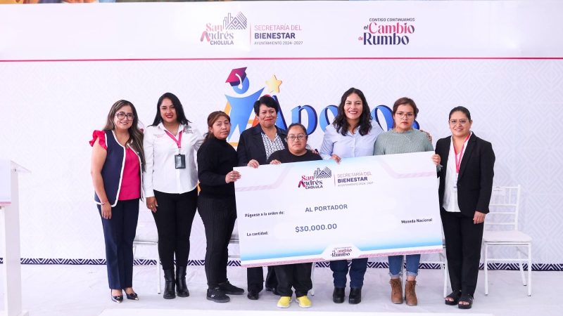 Entrega Lupita Cuautla apoyos económicos a escuelas en San Andrés Cholula