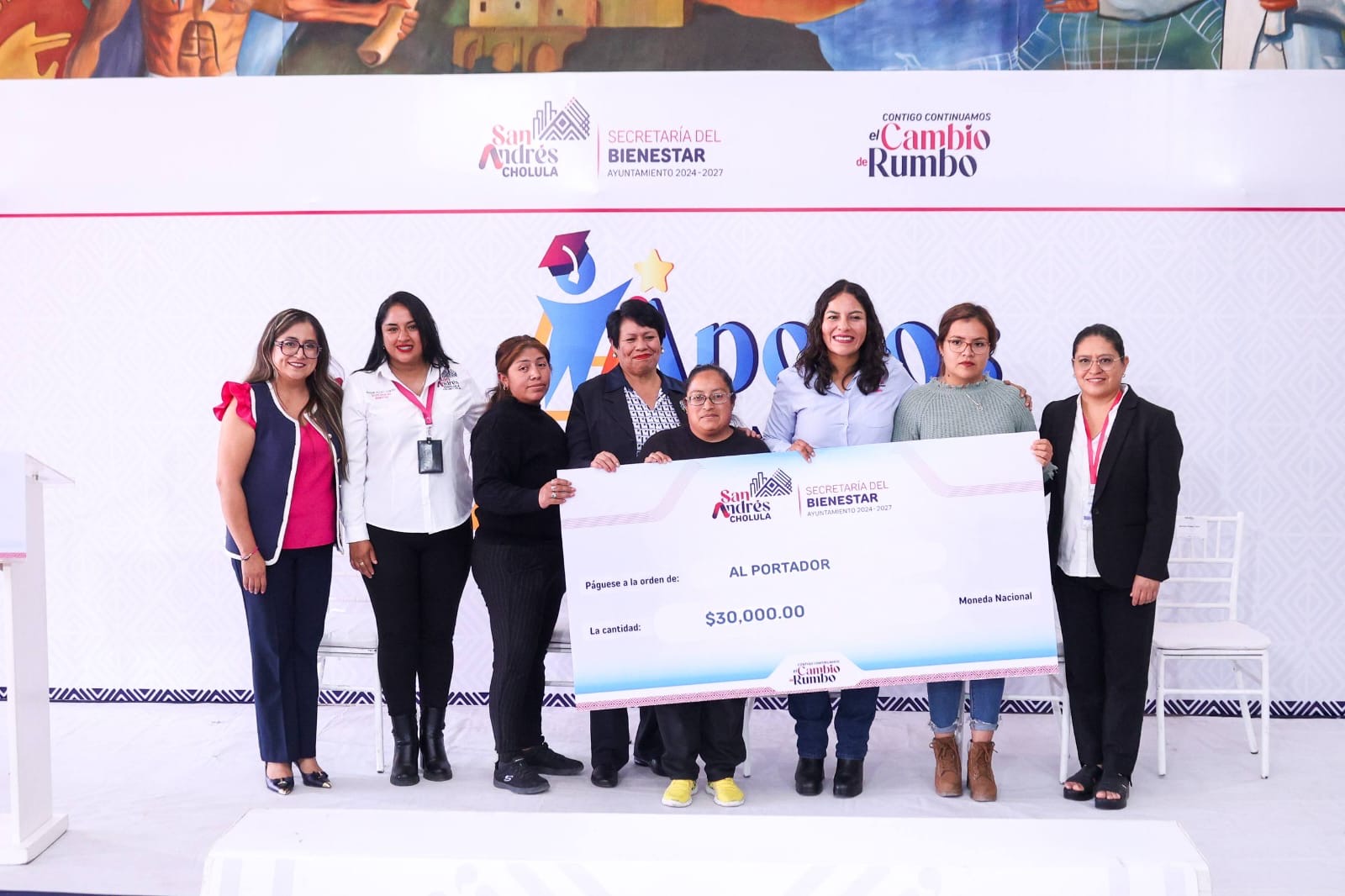 Entrega Lupita Cuautla apoyos económicos a escuelas en San Andrés Cholula