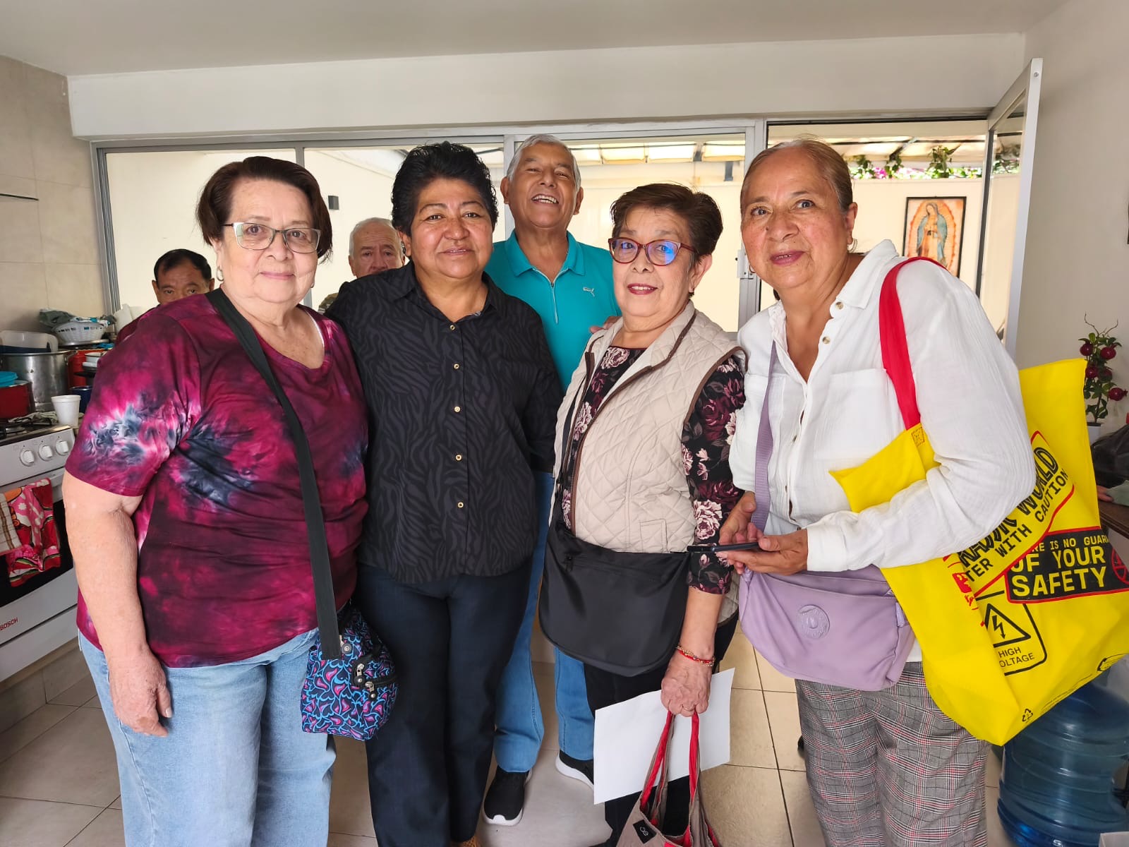 Entrega sindicato de burócratas apoyos económicos a personal jubilado en Puebla