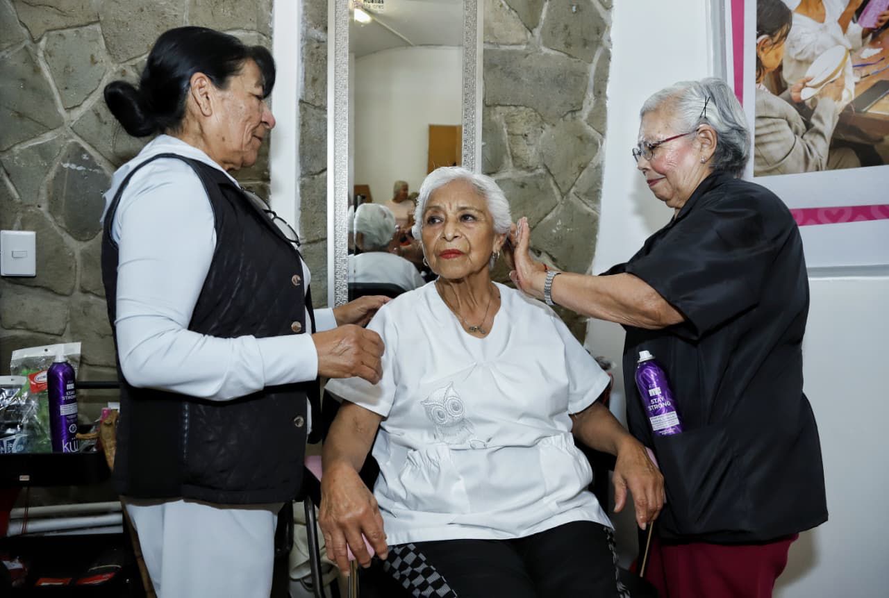 Reabre DIF Puebla Capital taller de estilismo para adultos mayores con apoyo de OXXO