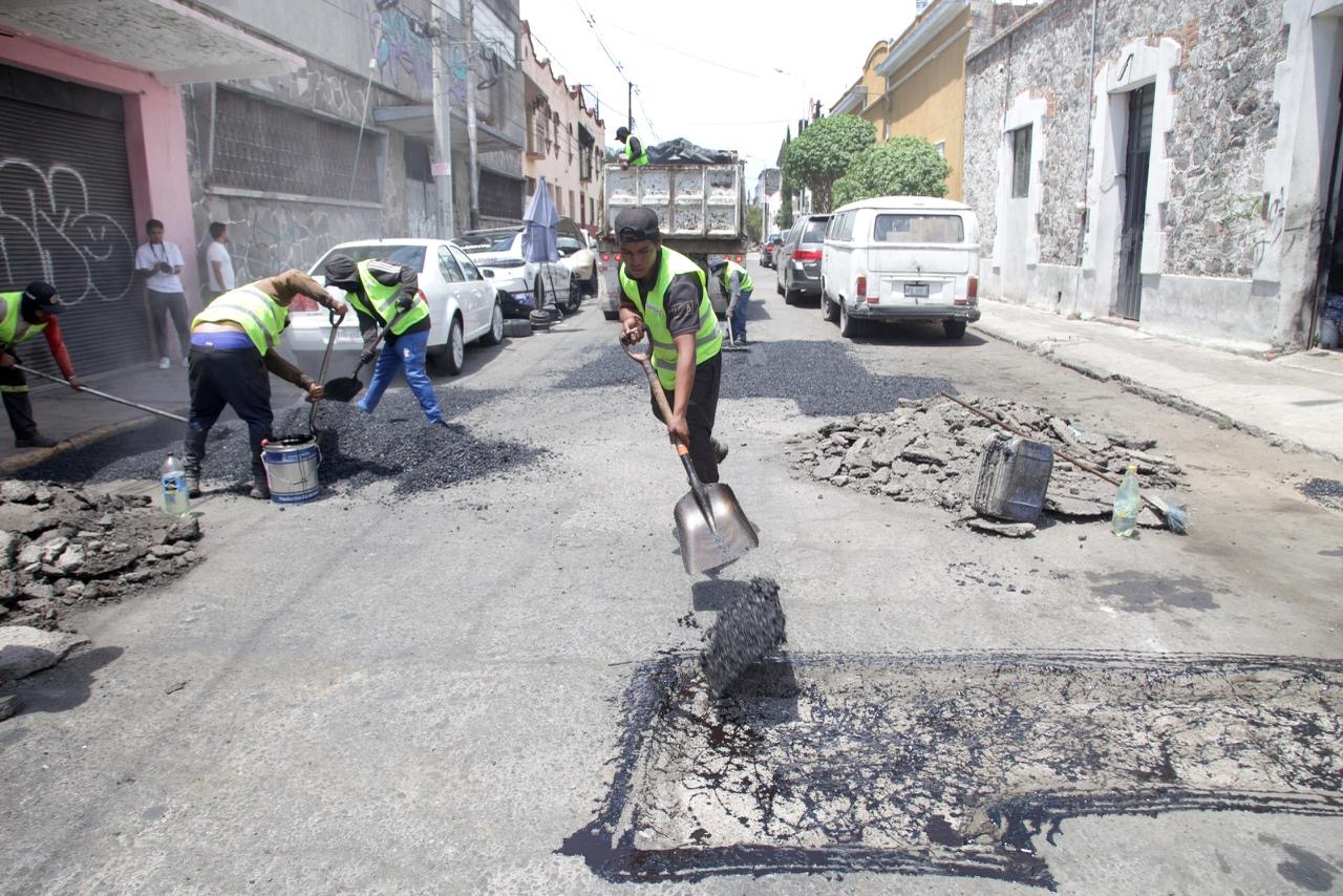 Con bacheo, rehabilita municipio de Puebla barrio “El Refugio”