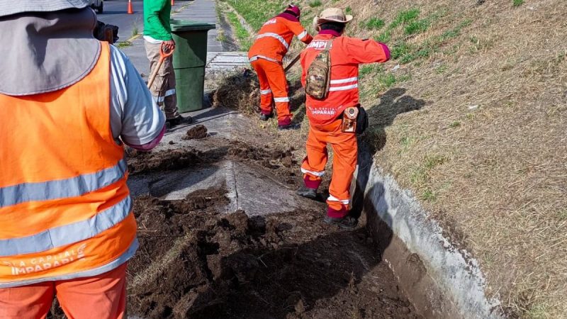 Limpian cunetas pluviales en Bulevar Atlixcáyotl por temporada de lluvias