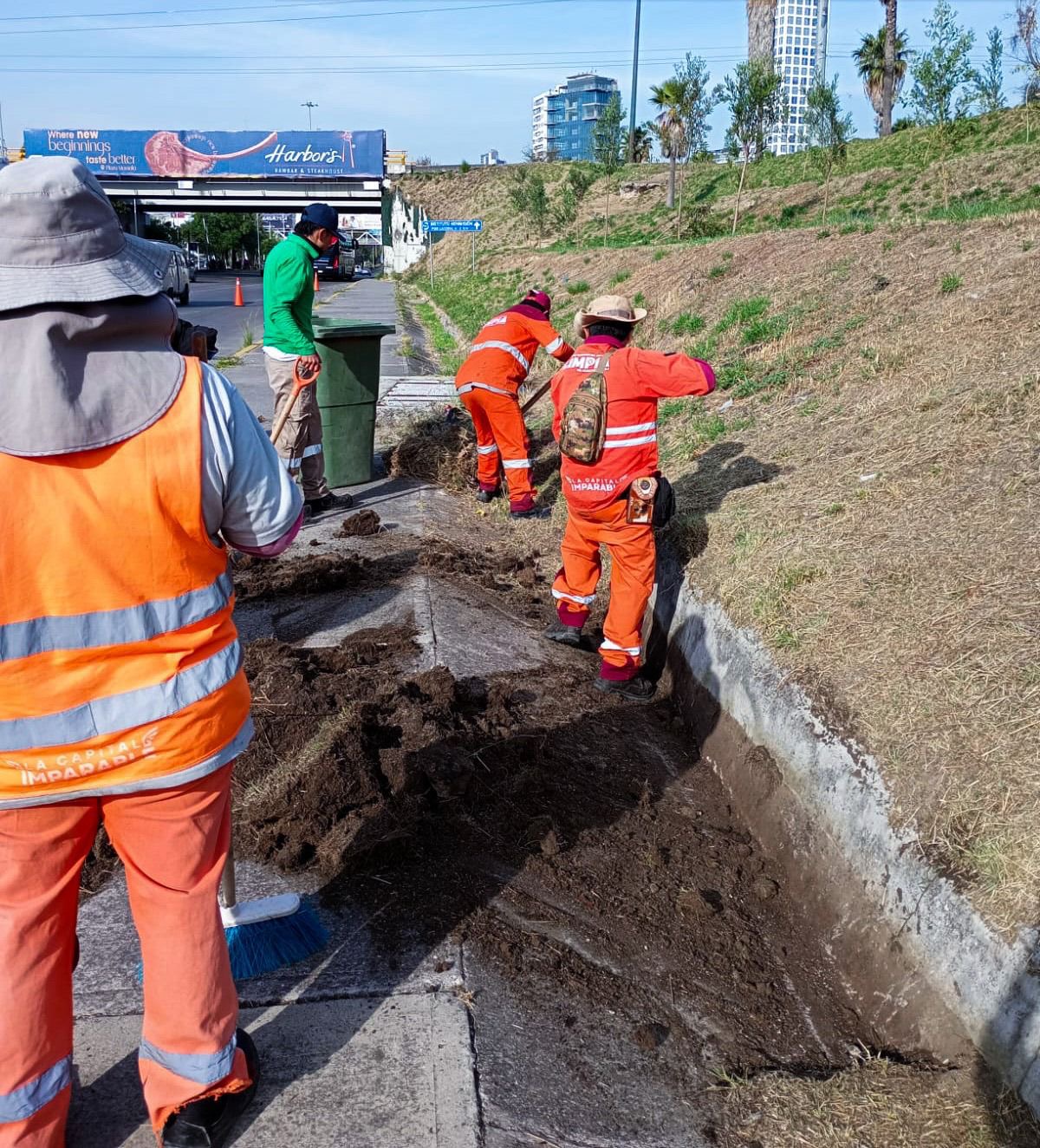 Limpian cunetas pluviales en Bulevar Atlixcáyotl por temporada de lluvias