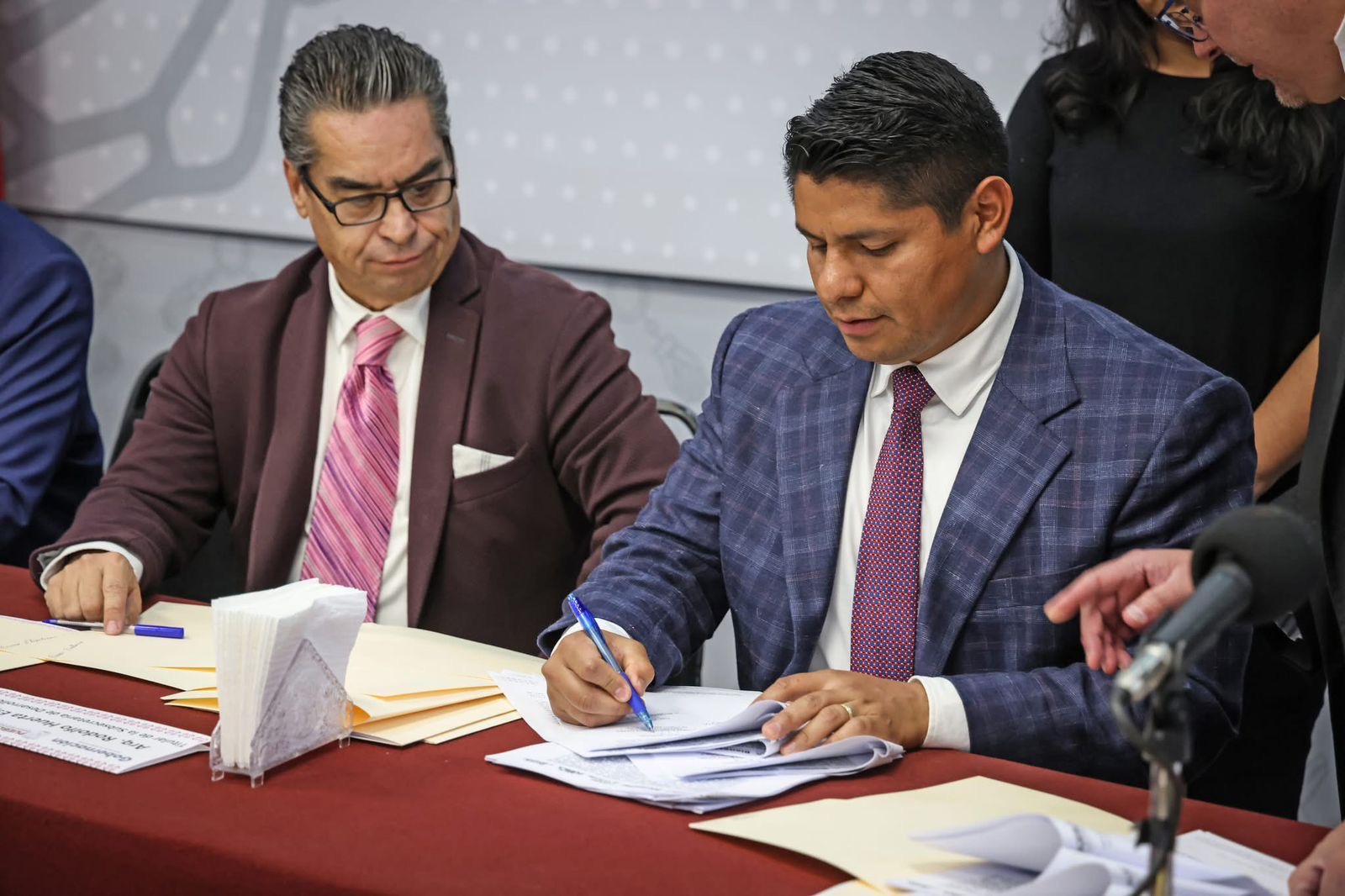 Firma Omar Muñoz convenio para regularizar viviendas en Cuautlancingo