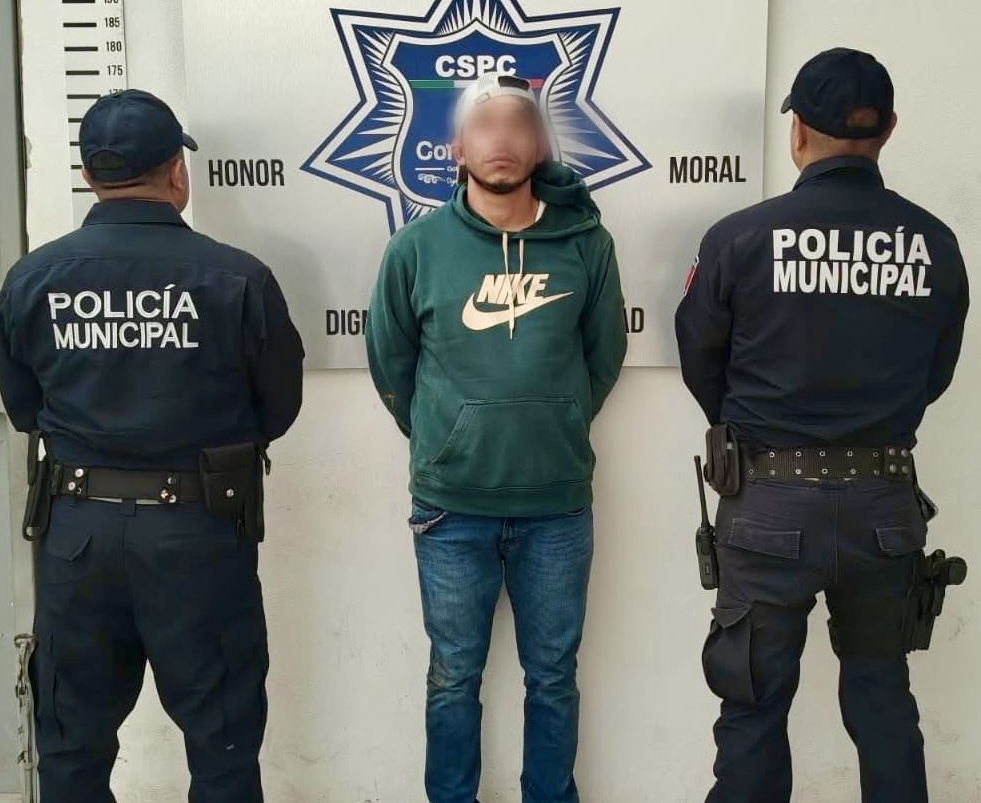 Detienen en Coronango a conductor de camioneta con reporte de robo