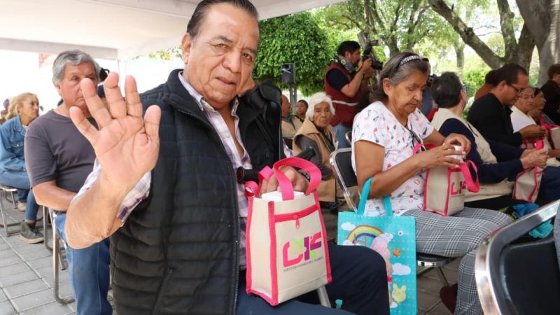 Beneficia DIF Puebla Capital a 50 personas con aparatos auditivos