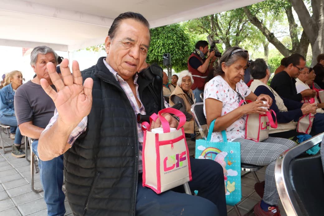 Beneficia DIF Puebla Capital a 50 personas con aparatos auditivos