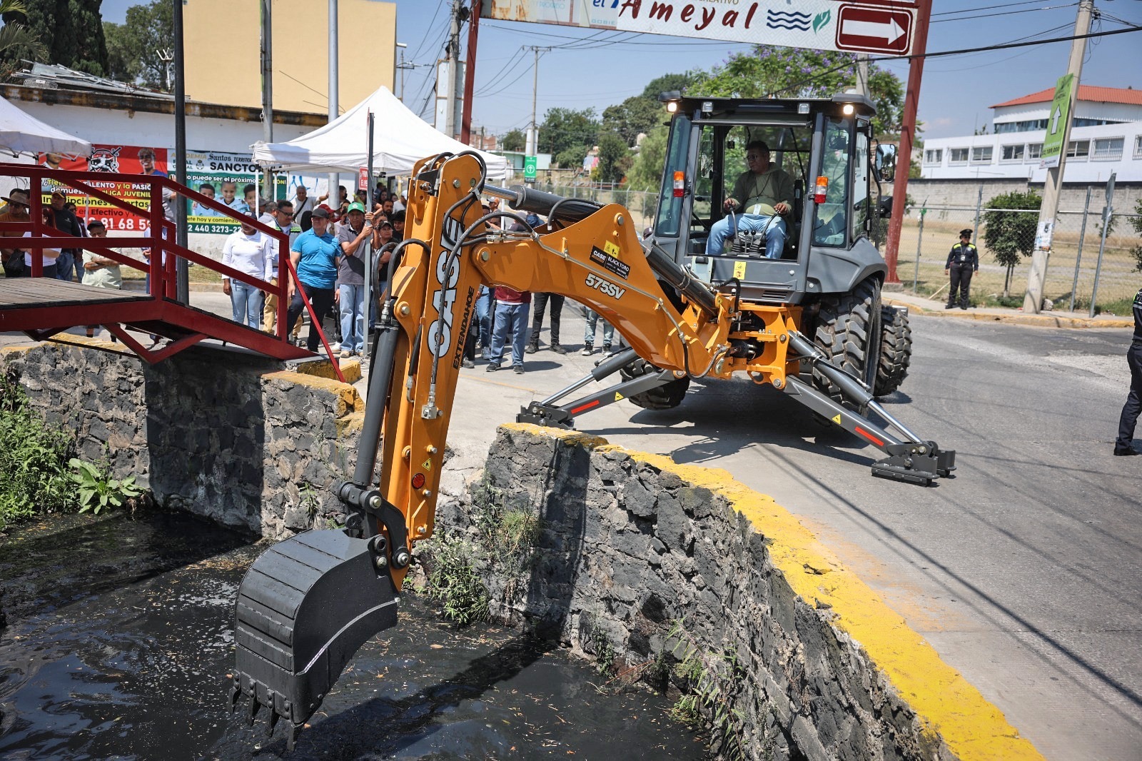 Entrega Cuautlancingo maquinaria para limpieza de canales y prevención de inundaciones