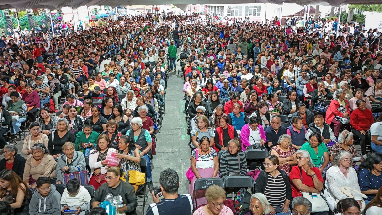 Festejan Tere Alfaro y Omar Muñoz a mamás en Cuautlancingo