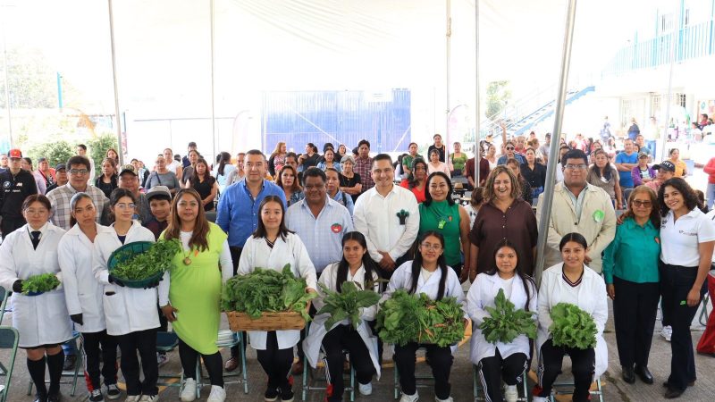 Capacitan a estudiantes del municipio de Puebla en aprovechamiento de huertos escolares